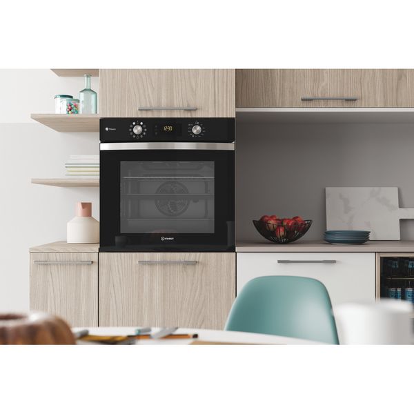 Indesit-Piekarnik-Do-zabudowy-IFWS-4841-JH-BL-Elektryczny-A--Lifestyle-frontal