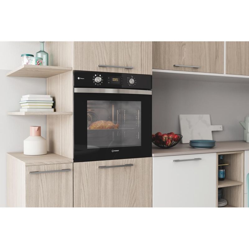 Indesit Piekarnik Do zabudowy IFWS 4841 JH BL Elektryczny A+ Lifestyle perspective