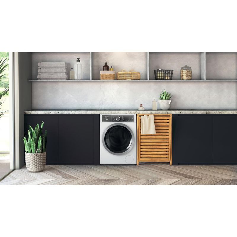 Hotpoint_Ariston Pralka Wolnostojący H8 W946WB EU Biały Ładowany od frontu A Lifestyle frontal