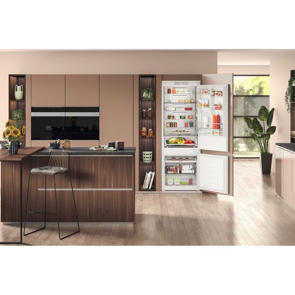 Hotpoint_Ariston-Chłodziarka-zamrażarka-Zabudowa-HA-SP70-T121-Biały-Dwudrzwiow-y-a-Lifestyle-frontal-open