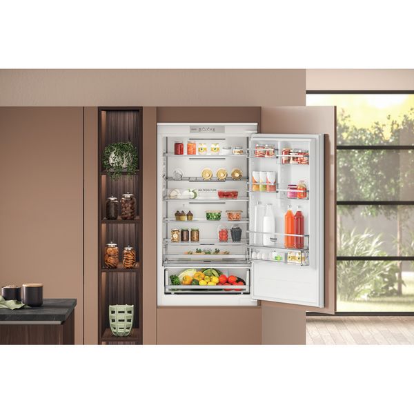 Hotpoint_Ariston-Chłodziarka-zamrażarka-Zabudowa-HA-SP70-T121-Biały-Dwudrzwiow-y-a-Lifestyle-detail