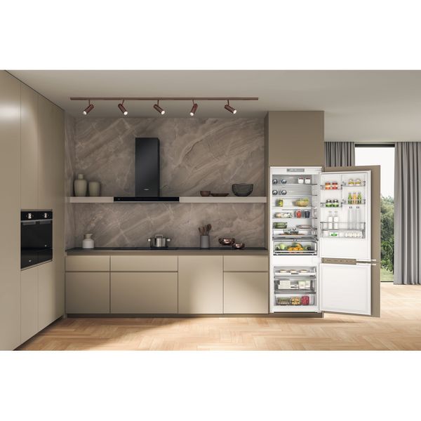 Whirlpool-Lodowka-z-zamrażarką-Do-zabudowy-WH-SP70-T241-P-Biel-Dwudrzwiow-y-a-Lifestyle-frontal-open