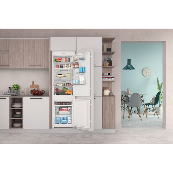 Indesit-Lodowka-z-zamrażarką-Do-zabudowy-INC18-T112-Biel-Dwudrzwiow-y-a-Lifestyle-frontal-open