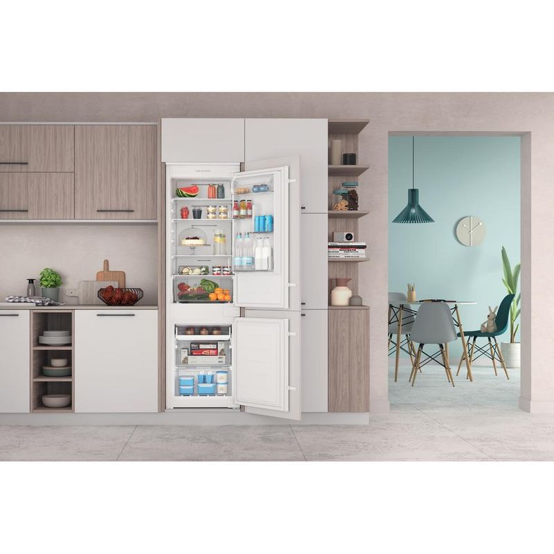 Indesit Lodówka z zamrażarką Do zabudowy INC18 T112 Biel Dwudrzwiow(y)a Lifestyle frontal open