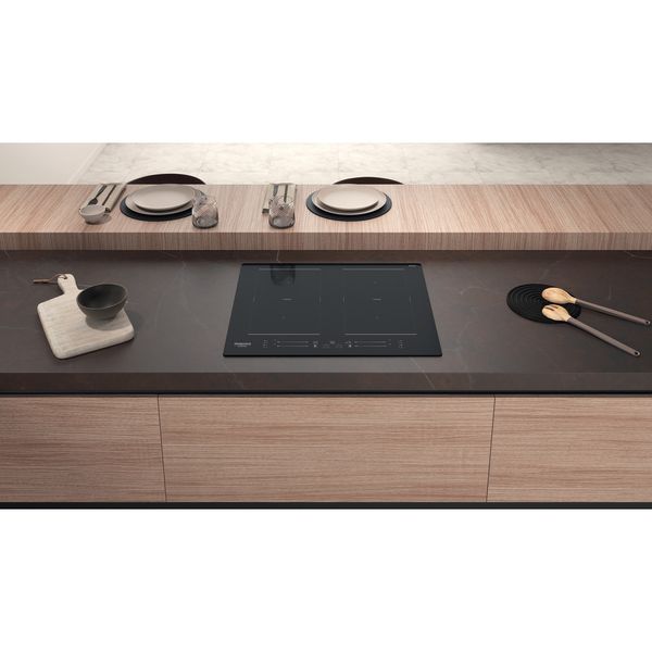 Hotpoint_Ariston-Płyta-grzejna-HS-5160C-NE-Czarny-Induction-vitroceramic-Lifestyle-frontal-top-down