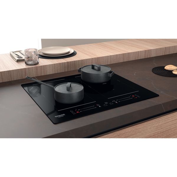 Hotpoint_Ariston-Płyta-grzejna-HS-5160C-NE-Czarny-Induction-vitroceramic-Lifestyle-perspective