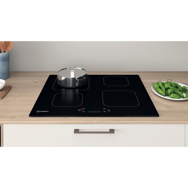 Indesit-Płyta-grzewcza-IS-83Q60-NE-Czarny-Induction-vitroceramic-Lifestyle-frontal-top-down