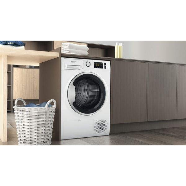 Hotpoint_Ariston-Suszarka-do-ubrań-NT-M11-82SK-EU-Biały-Lifestyle-perspective