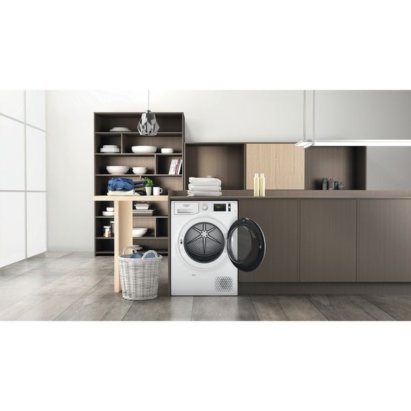 Hotpoint_Ariston-Suszarka-do-ubrań-NT-M11-82SK-EU-Biały-Lifestyle-frontal-open