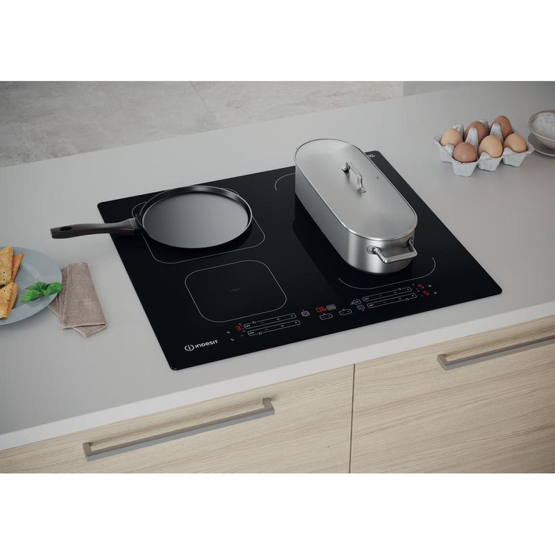 Indesit Płyta grzewcza IB 65B60 NE Czarny Induction vitroceramic Lifestyle perspective