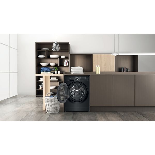 Hotpoint_Ariston-Pralko-suszarka-Wolnostojący-NDD-11725-BDA-EE-Czarny-Ładowany-od-frontu-Lifestyle-frontal-open