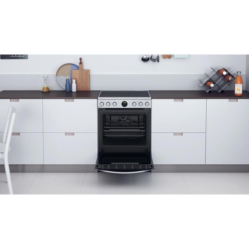 Indesit-Kuchenka-IS67V8CHX-E-Inox-Elektryczne-Lifestyle-frontal-open