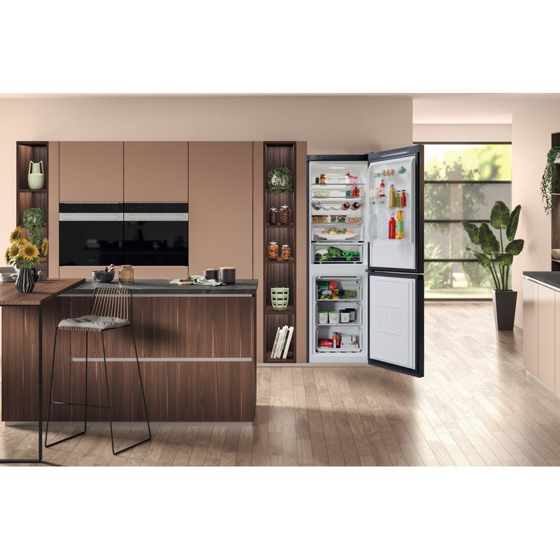 Hotpoint_Ariston-Chłodziarka-zamrażarka-Wolnostojący-HAFC8-TT33SK-Silver-Black-Dwudrzwiow-y-a-Lifestyle-frontal-open