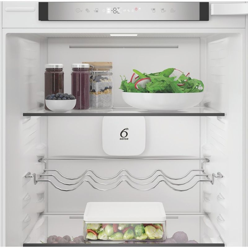 Whirlpool Lodówka z zamrażarką Do zabudowy WHK2 5293 B5E Zinc Metal Dwudrzwiow(y)a Lifestyle detail
