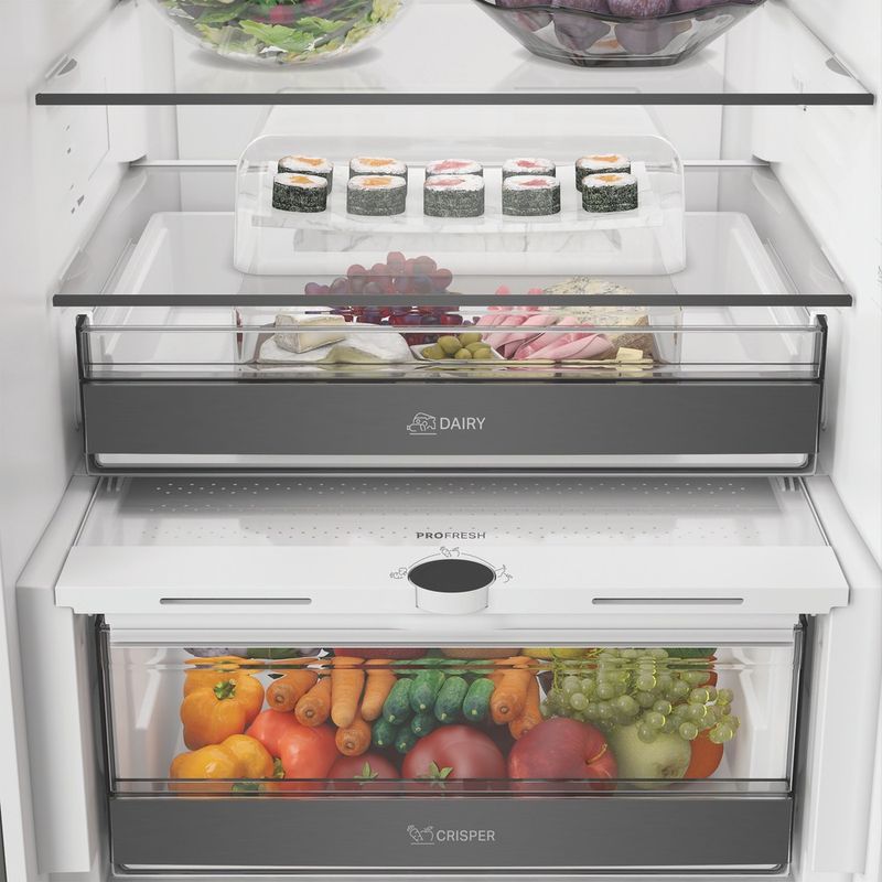 Whirlpool-Lodowka-z-zamrażarką-Wolnostojące-WHK-22412-X5EA-ARC-764-Manhattan-Gray-Dwudrzwiow-y-a-Lifestyle-detail