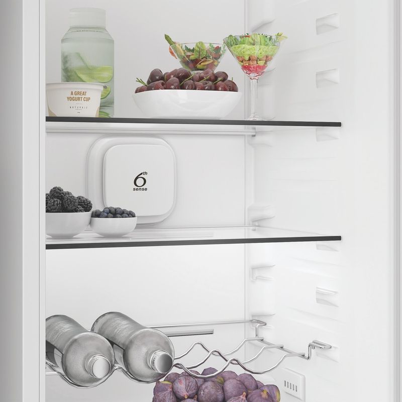 Whirlpool-Lodowka-z-zamrażarką-Do-zabudowy-WHK2-5324-B6E-White---ARC-P1-Dwudrzwiow-y-a-Lifestyle-perspective