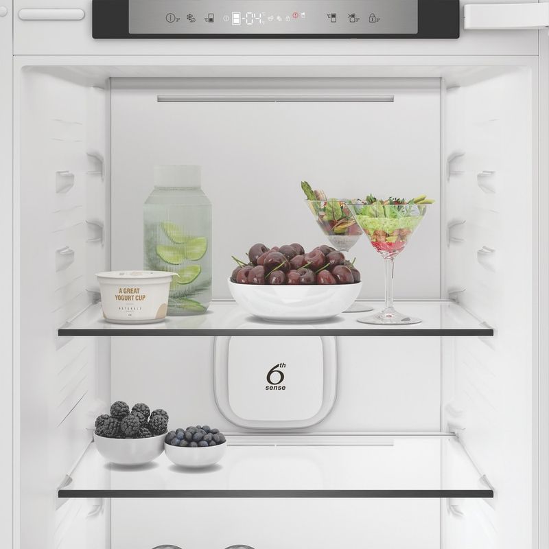 Whirlpool-Lodowka-z-zamrażarką-Do-zabudowy-WHK2-5324-B6E-White---ARC-P1-Dwudrzwiow-y-a-Lifestyle-control-panel