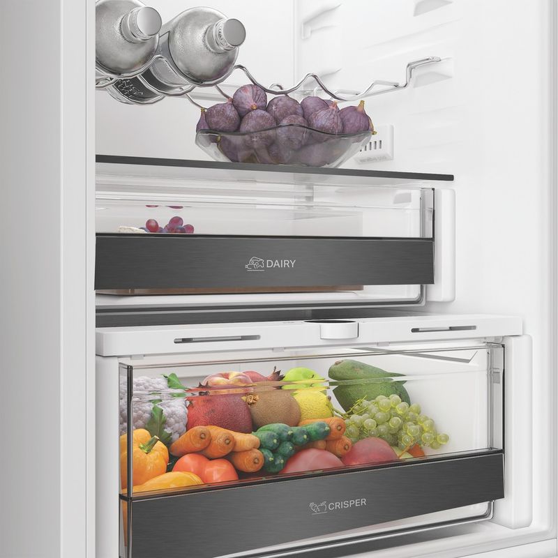 Whirlpool-Lodowka-z-zamrażarką-Do-zabudowy-WHK2-5324-B6E-White---ARC-P1-Dwudrzwiow-y-a-Lifestyle-detail