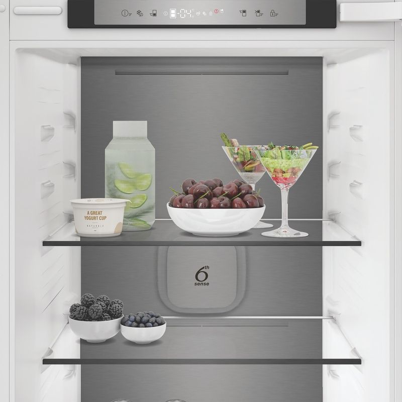 Whirlpool-Lodowka-z-zamrażarką-Do-zabudowy-WHK2-5323-B5E1-Zinc-Metal-Dwudrzwiow-y-a-Lifestyle-frontal