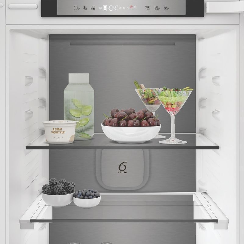 Whirlpool-Lodowka-z-zamrażarką-Do-zabudowy-WHK2-5323-B5E2-Zinc-Metal-Dwudrzwiow-y-a-Lifestyle-frontal