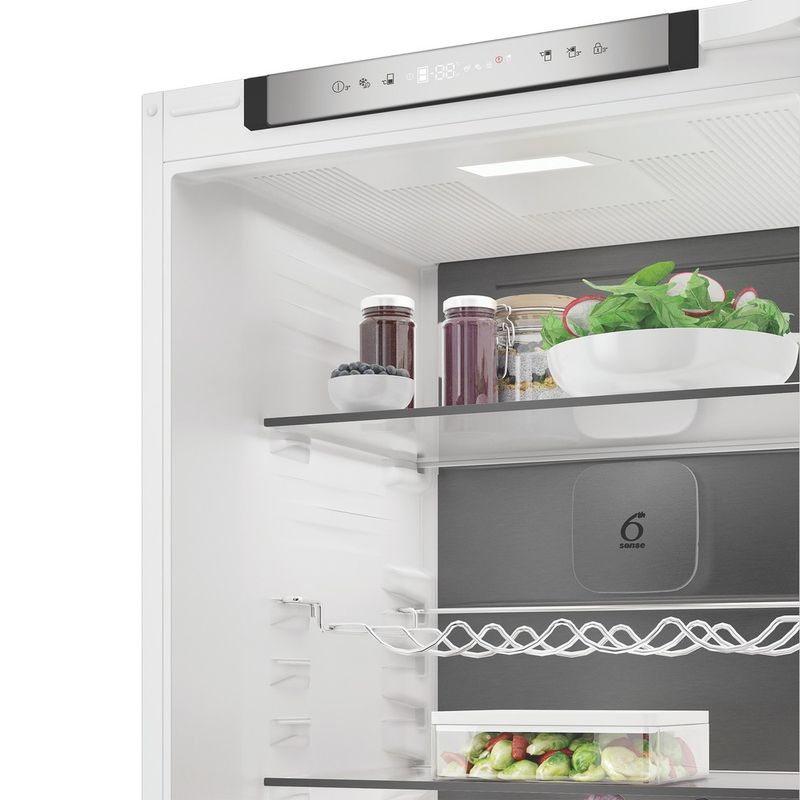 Whirlpool-Lodowka-z-zamrażarką-Do-zabudowy-WHK2-5293-B5E1-Zinc-Metal-Dwudrzwiow-y-a-Lifestyle-perspective