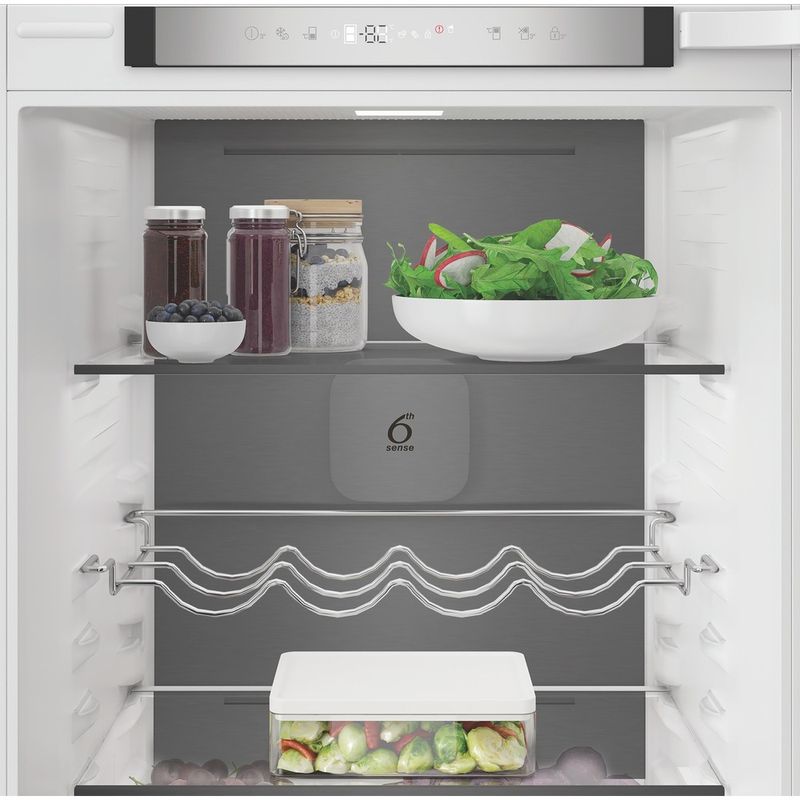 Whirlpool-Lodowka-z-zamrażarką-Do-zabudowy-WHK2-5293-B5E1-Zinc-Metal-Dwudrzwiow-y-a-Lifestyle-frontal